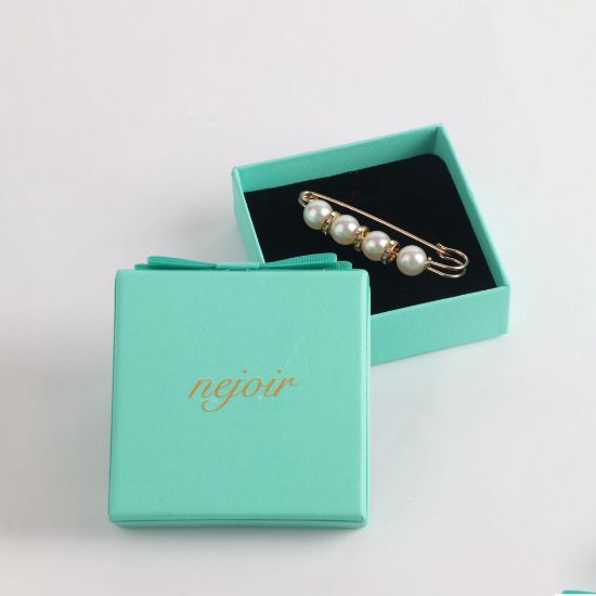 Picture of pearl brooch