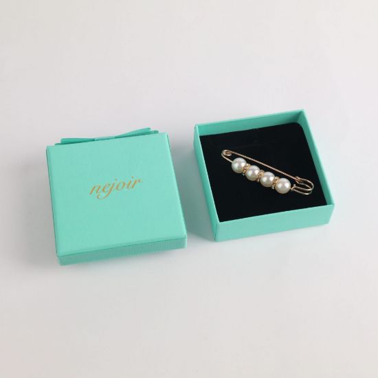 Picture of pearl brooch