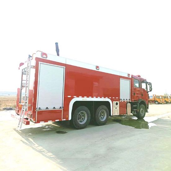 Picture of Sinotruk HOWO 12-ton foam fire truck transported firefighters to the disaster site for emergency rescue
